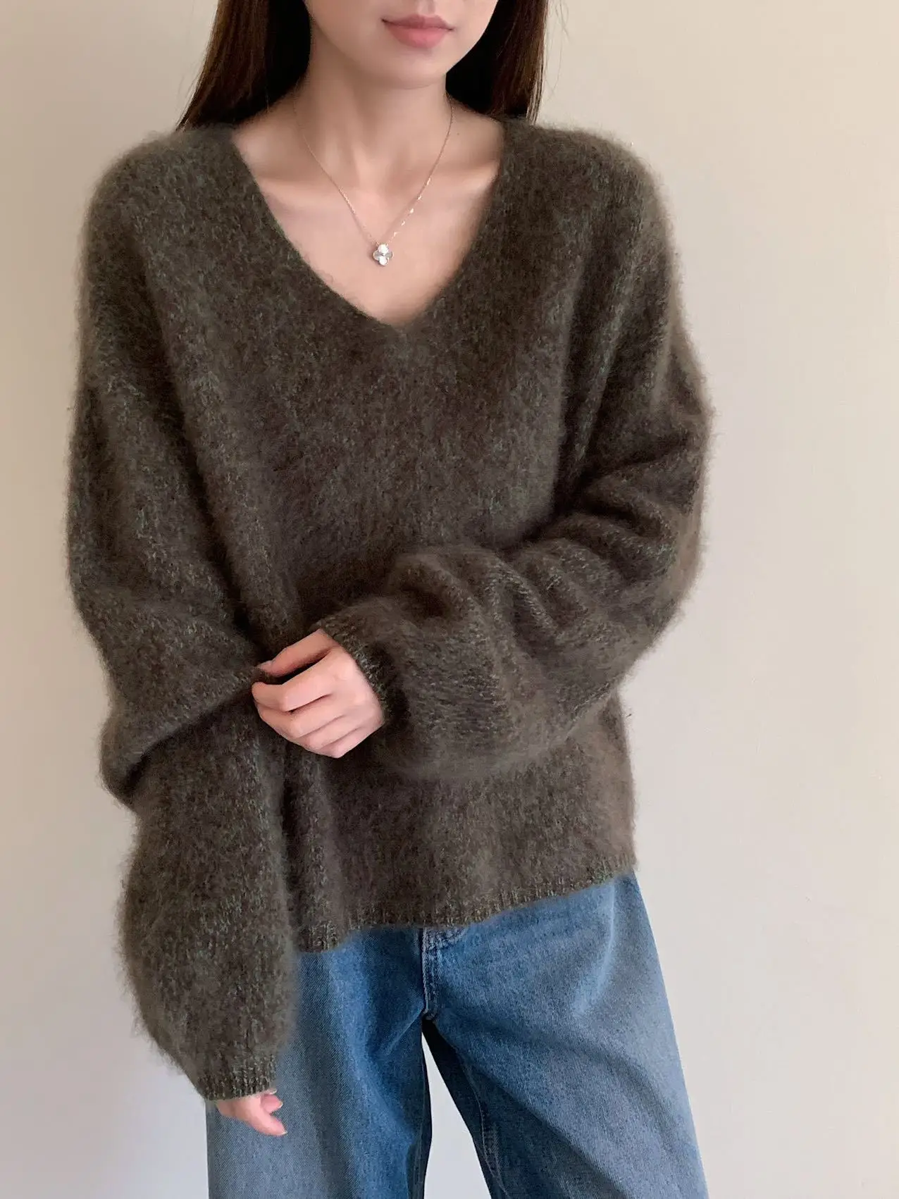 Bornladies Autumn and Winter Women's Sweater V-neck Wool Cashmere Sweater Pulling Flower Yarn Loose Base Knitted Sweater