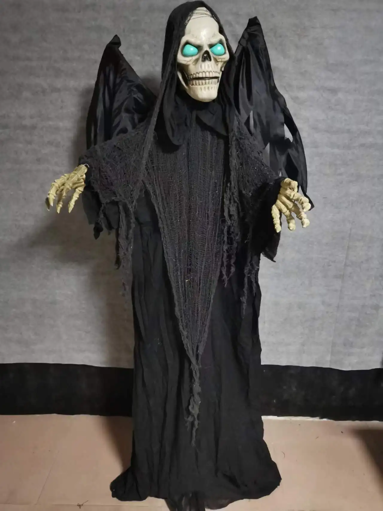 

New electric luminous winged skull Halloween plastic simulation human skeleton haunted house secret room horror props