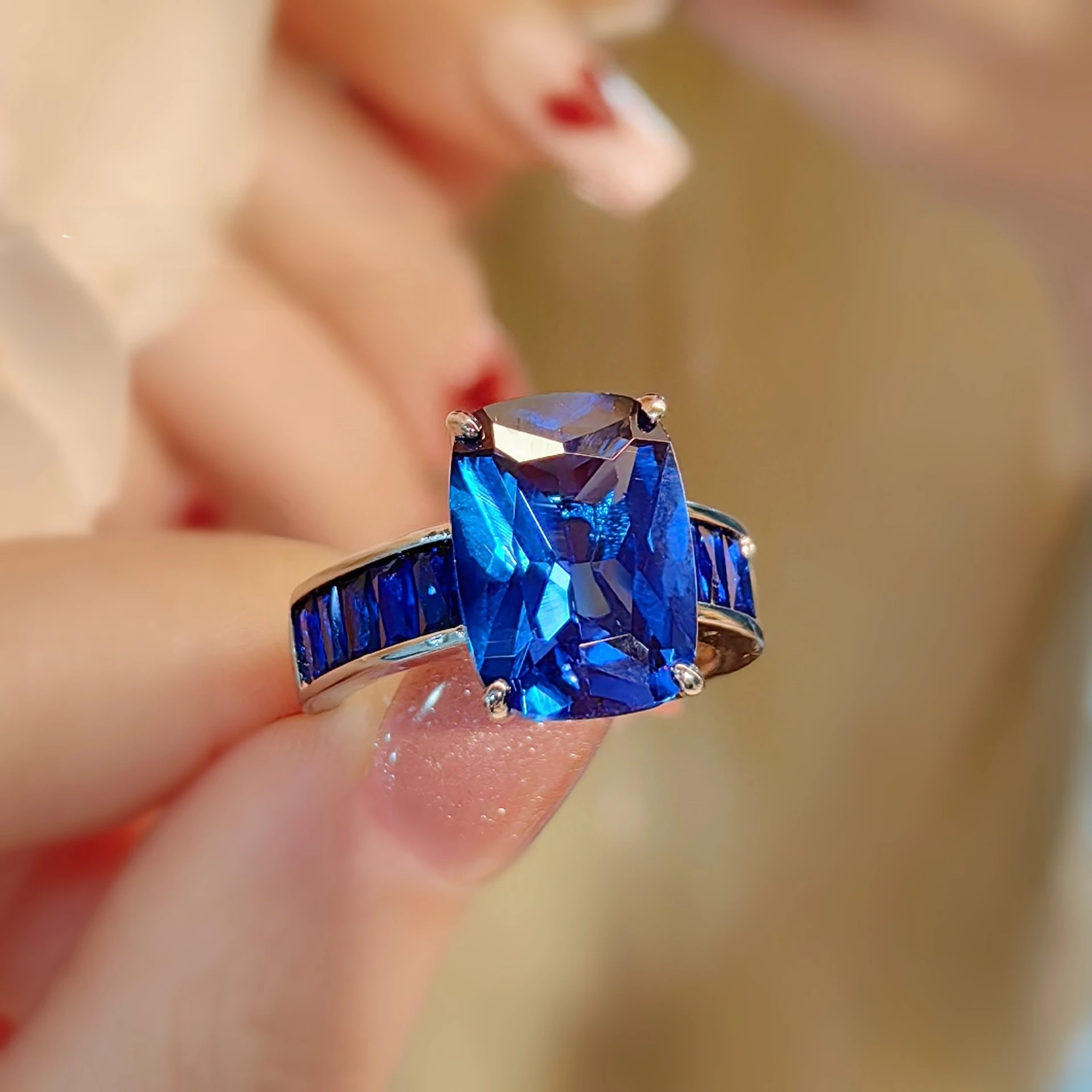 Rechteckiger Ring im koreanischen Stil mit Farbverlauf, aus rotem Korund und 925er Sterlingsilber – ein modischer, schlichter und eleganter Schmuck für Damen. – Detail 3