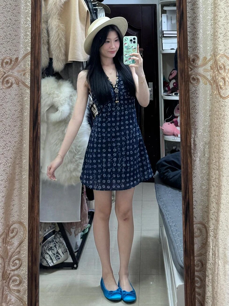 กระโปรงลายดอกไม้หวานๆ คอวี ดีไซน์ใหม่สำหรับผู้หญิง ฤดูร้อน 2025 ทรงเอ เอวสูง ผ้าโพลีเอสเตอร์