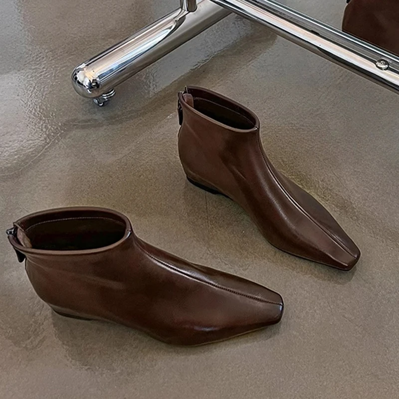 حذاء من الجلد للنساء الشقق موضة أحذية من الجلد 2025 مصمم أحذية الشتاء الاتجاه الجديد فستان المشي قصير تشيلسي موهير بوتاس
