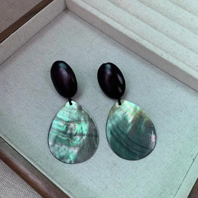Natural color Fritillary sandalwood stud earrings, high-end sense elegant fashion contrasting color splicing simple art