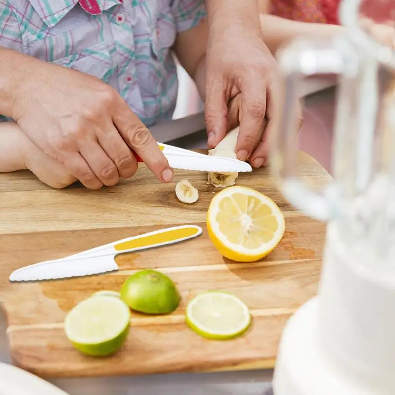 Coltelli da cucina per bambini Giocattolo 3 pezzi Coltello da frutta in plastica Sicuro da usare Impugnatura ferma Bordi seghettati Cucina Casa da gioco Giocattoli per bambini