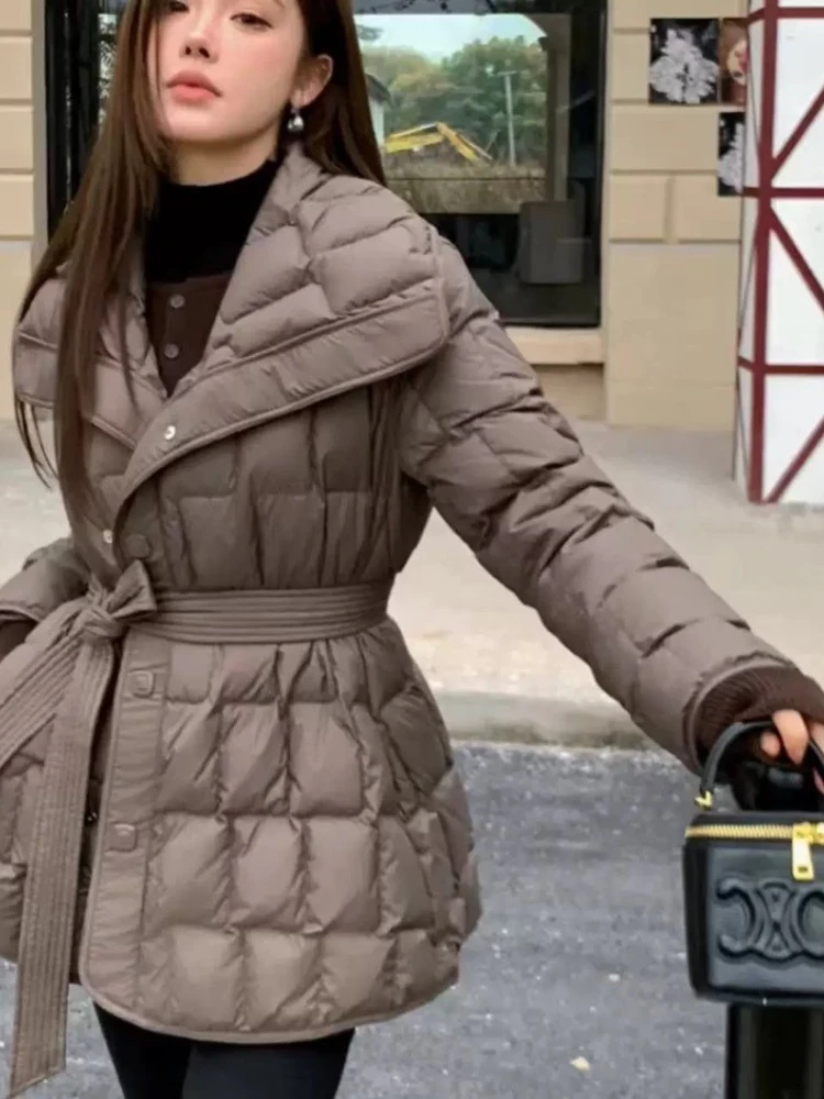 جديد 2025 معطف منتفخ على شكل بطة بيضاء شتوية للسيدات أنيقة بياقة كبيرة برباط علوي سترات عصرية متوسطة الطول سترة خارجية #3