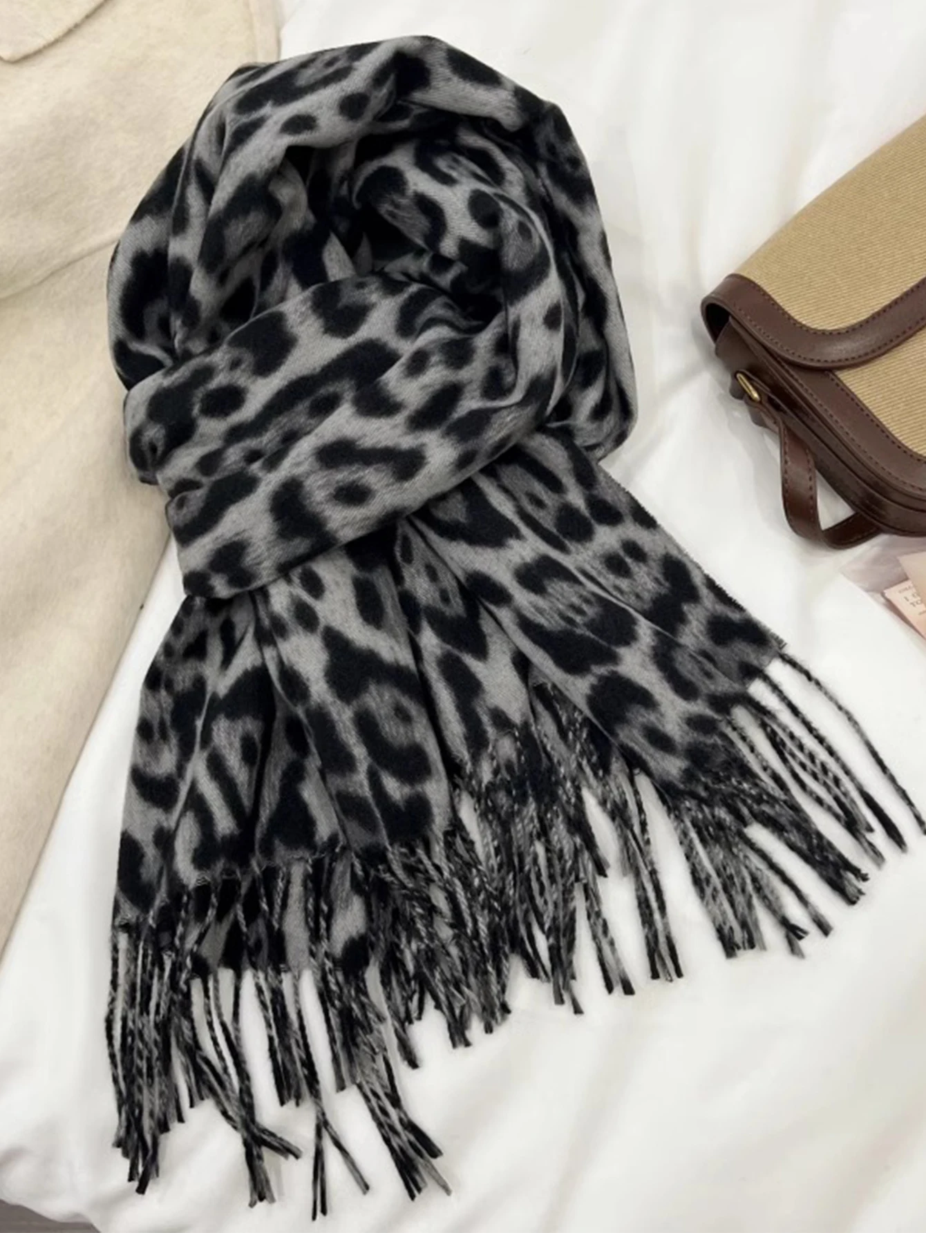 Herbst und Winter Imitation Kaschmir Leopardenmuster Schal Damen Warmer und dicker Schal Retro Leopardenmuster mit Quaste Großer Schal – Detail 6