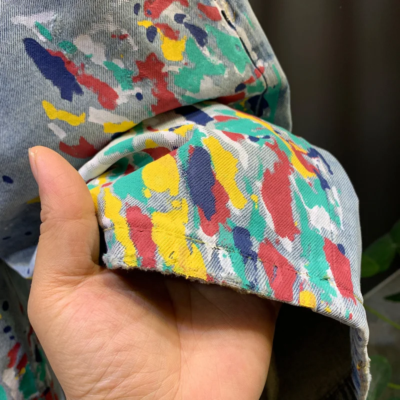 Graffiti paint printed fashionable denim shorts for men, loose straight leg casual high-end washed five quarter