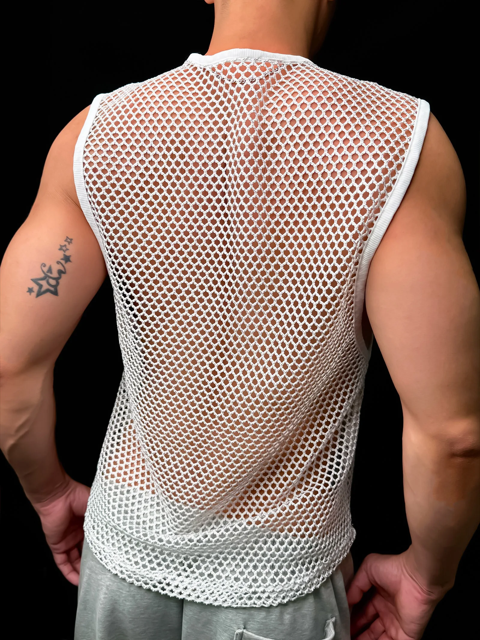 Netz-Tanktop für Männer, ärmellos, Rundhals, mit Lochmuster, Muskelshirt, glänzende Linien, lässige Sommer-Oberteile, Streetwear, durchsichtig. – Detail 16