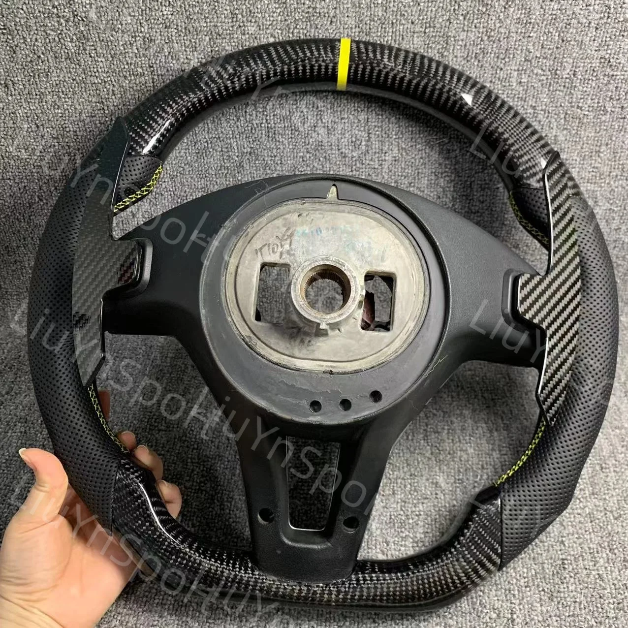 Kohlefaser-Lenkrad mit schwarzen Paddelschalthebeln für Mercedes-Benz GLA GLC GLE CLA AMG GLK GLS W204 W218 – Detail 6