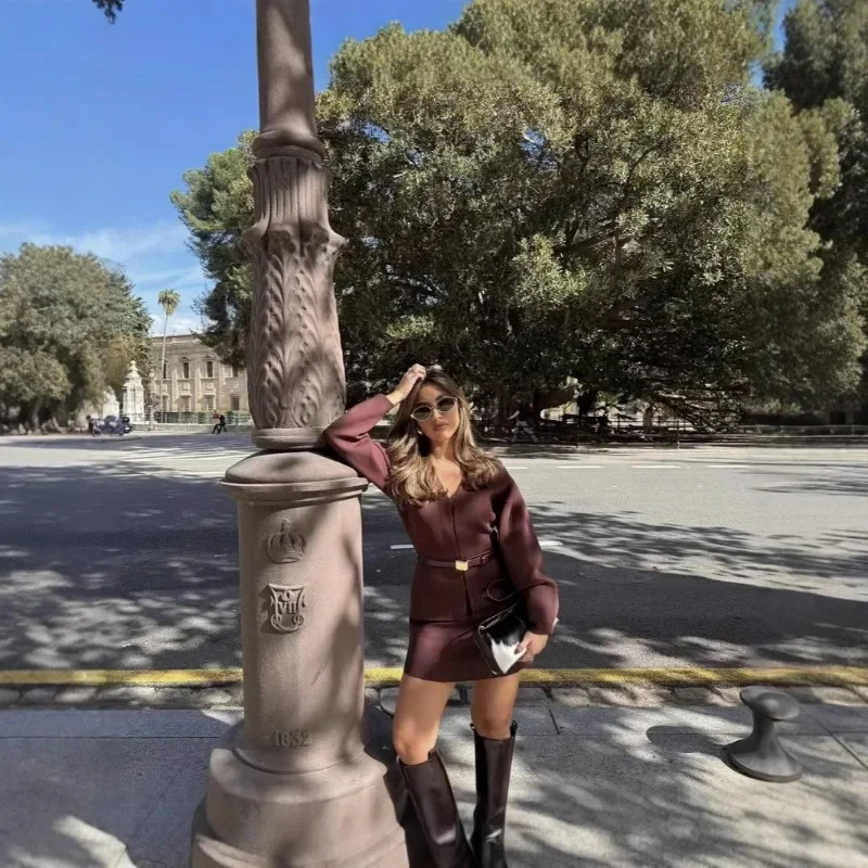 

Самая продаваемая женская одежда в европейском и американском стиле. Простое вязаное приталенное пальто. Комплект с короткой юбкой в наличии. Модный комфорт.