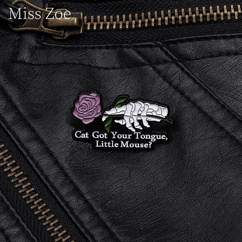 Insignia con frases de burlas bonitas, alfileres esmaltados, gato tiene tu lengua, broche de ratón, insignia de solapa, regalos de joyería Punk gótico rosa ﻿