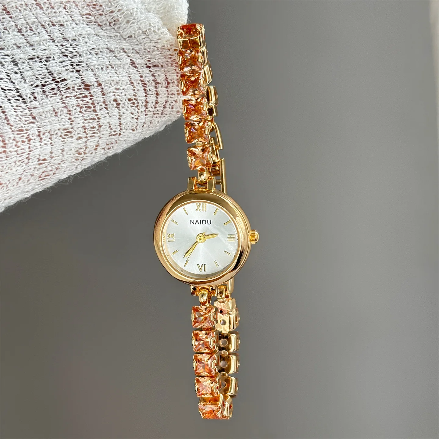 

Новые модные женские часы-браслет с бриллиантами, ретро-стиль, высокий уровень внешнего вида, ниша, маленькие часы, легкая роскошь.