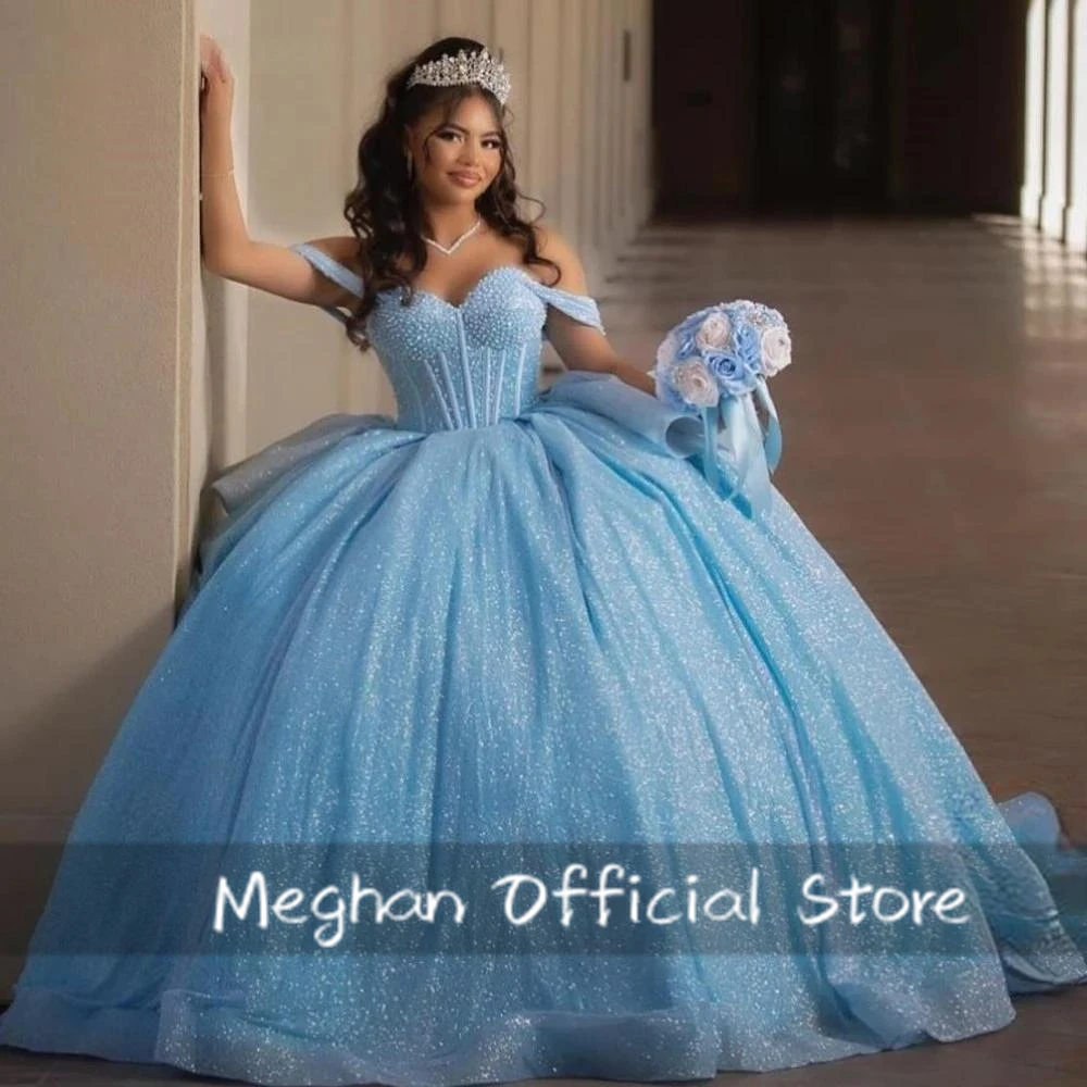 Gaun pesta vintage biru langit model off-shoulder untuk usia 15 tahun, dengan detail lipatan tulle, tali, dan ekor chapel.  Ukuran besar bisa dipesan khusus.