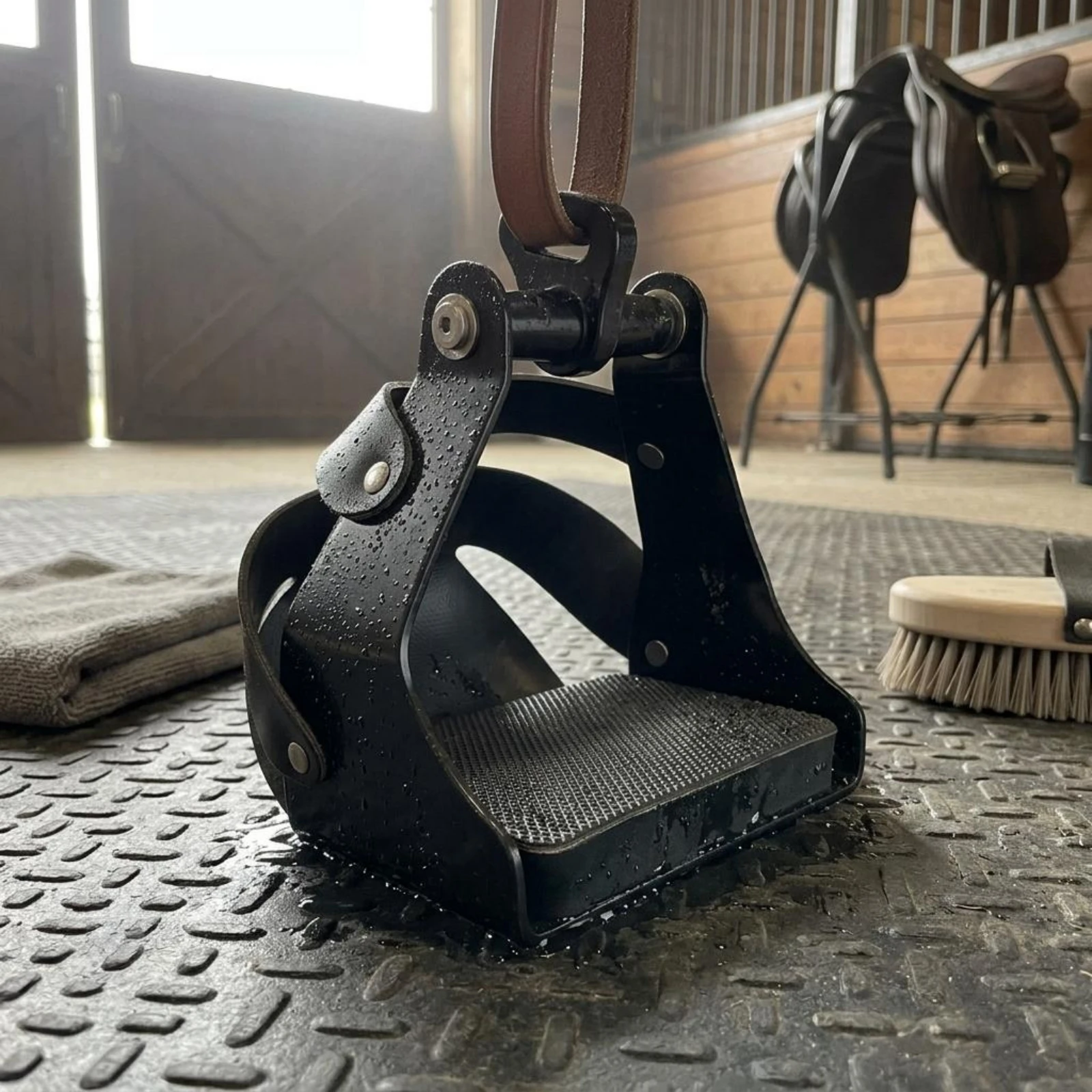 Safety Stirrup Polished Finish English Riding Stirrup Equestrian Gear Black Long-Lasting