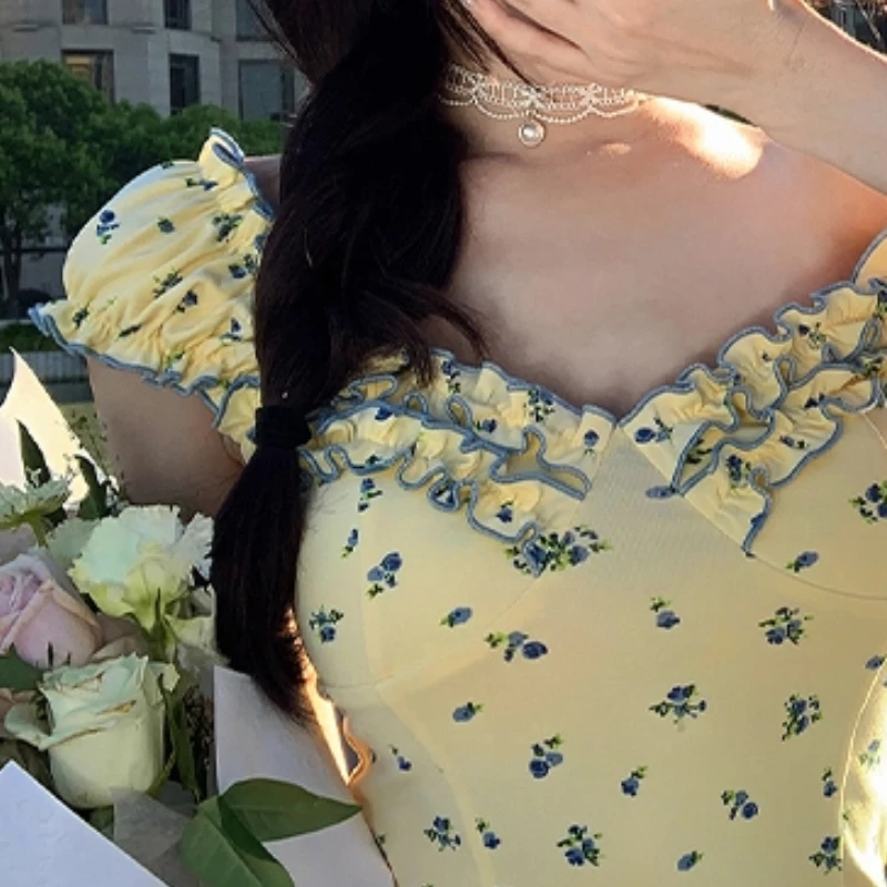 

Женская футболка с v-образным вырезом и v-образным вырезом Sweet Tea Girls с рюшами и цветочным дизайном