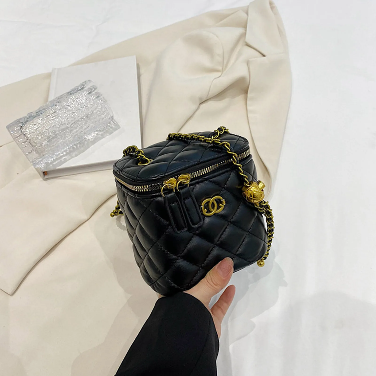 حقيبة كتف صغيرة على شكل دلو للنساء براثن صغيرة كلاسيكية للنساء صندوق مربع صغير حقيبة يد بسلسلة معدنية