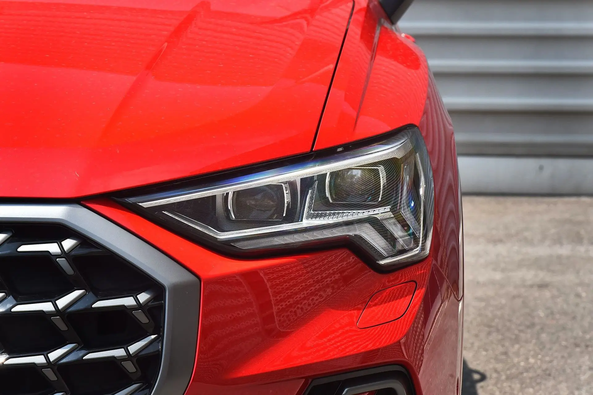 

A PairSuitable For 19-24 Audi Q3 Headlight Assembly Modified High-end LED Daytime Running Light Streamer Steering Double Lens