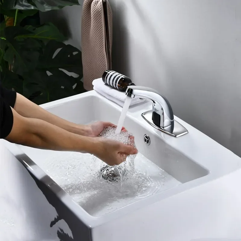 Robinet de toilette de salle de bains à économie d'eau monté sur le pont de haute qualité avec robinet à capteur automatique pour maisons intelligentes