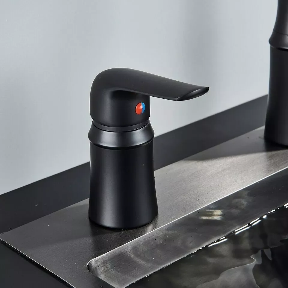 マットブラックキッチンシンク蛇口、プルダウンスプレーヤー付き、1ハンドル2穴ミキサータップ、温水および冷水タップ