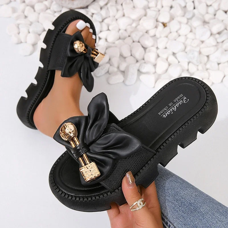 2024 Summer Casual Fashion Round Toe Flat Solid Color Comfortable Open Toe Metal Decorated Non-Slip Women\'s Slippers