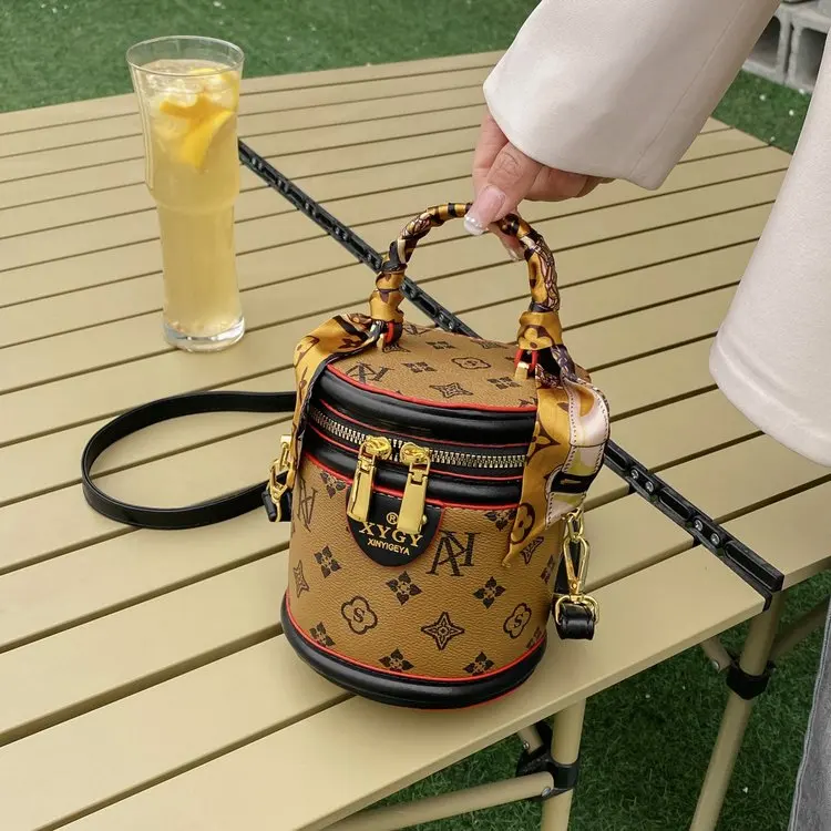 2025 شتاء 543 موضة شعبية جديدة حقيبة يد كاجوال برميل حقيبة متعددة الاستخدامات كبار ركاب الكتف رسول حقيبة نسائية #3