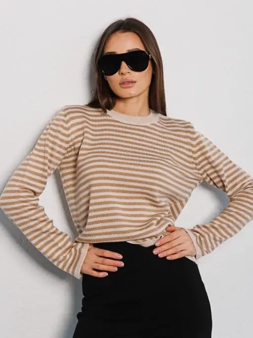 

Осень 2025 г., новый модный вязаный полосатый свитер с круглым вырезом и контрастной нитью