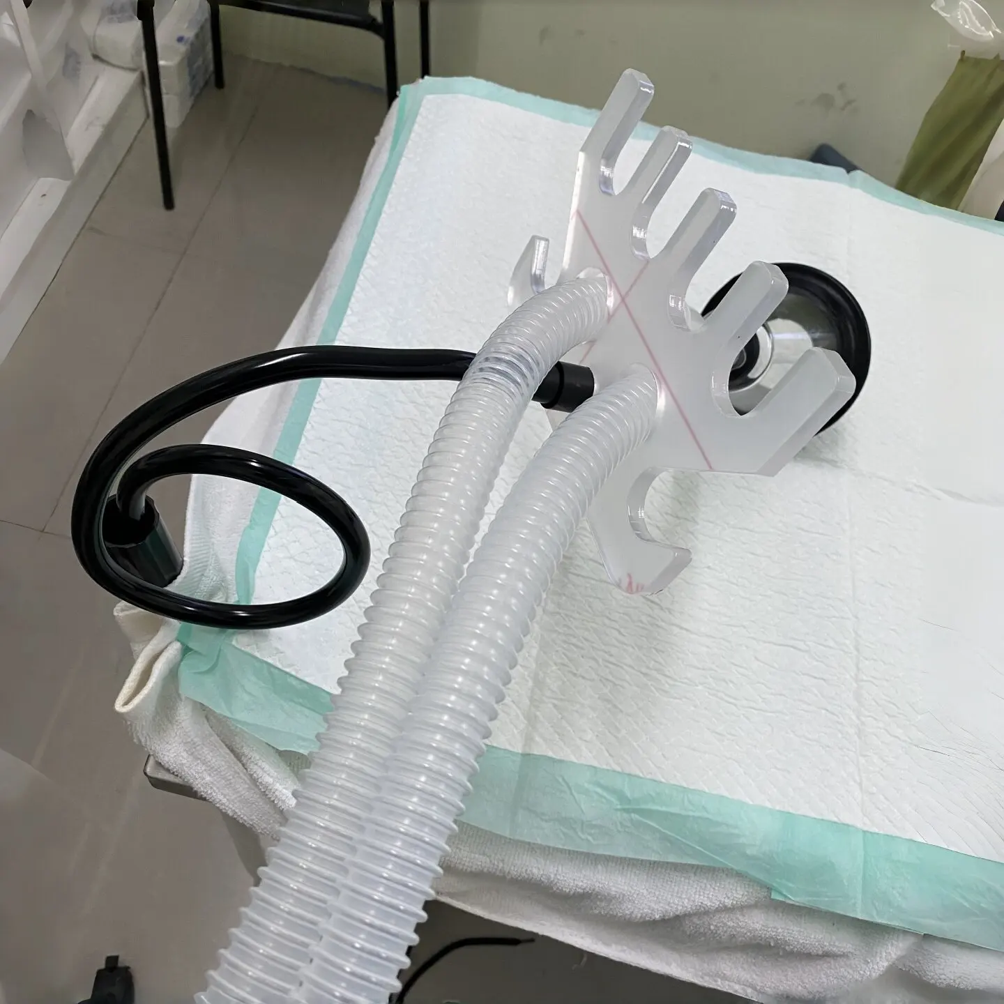 Veterinary universal rotating tube bracket, stainless steel anesthesia circuit hanger for pet anesthesia machine accessories