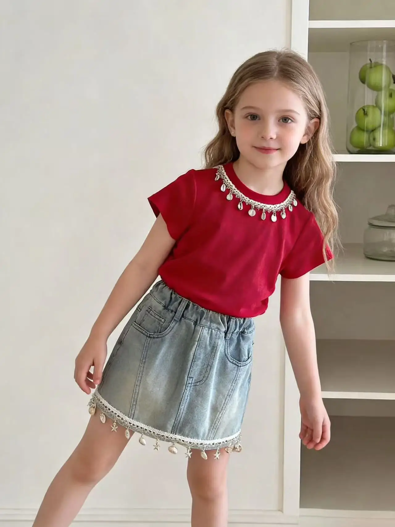 

Новый летний комплект для девочек из 2 предметов: красная футболка с коротким рукавом и джинсовая юбка с ожерельем из ракушек, пляжный наряд для отпуска, для роста 90-150 см