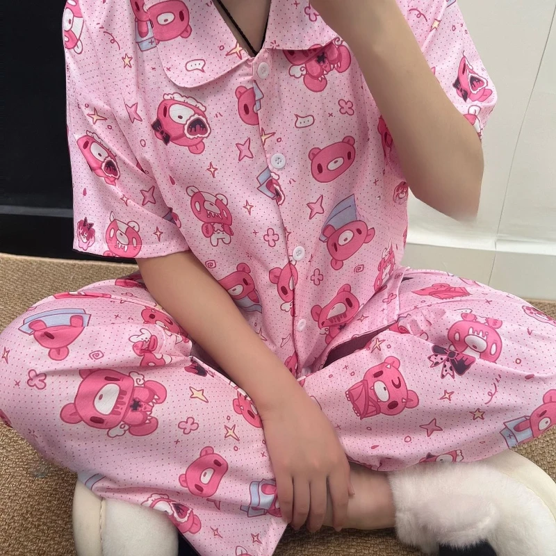 Gloomy Bear Pyjama, kreatives Cartoon-Design, niedlich, modisch, personalisierbar, ein bequemes Pyjamaset, das sich auch als Freizeitkleidung für draußen tragen lässt. – Detail 4