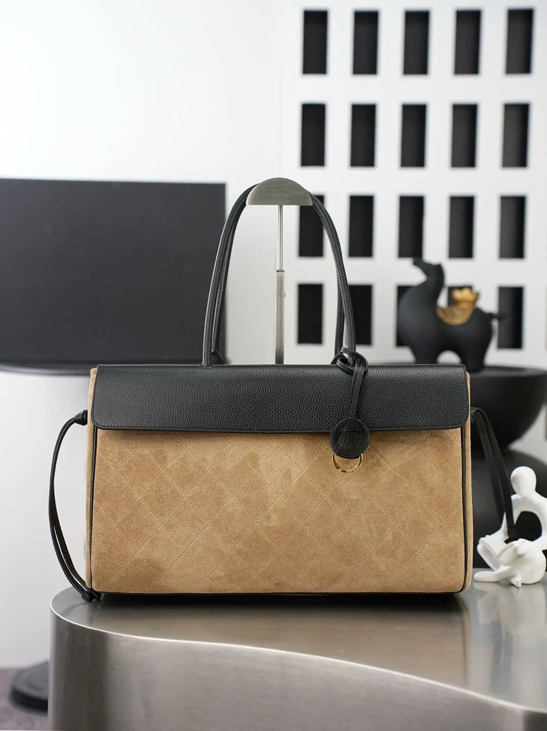 Bolso tipo tote de ante color caqui con detalles acolchados y solapa de cuero negro para mujer, bolso de gran capacidad ideal para llevar al trabajo, con dos asas superiores y un pequeño bolso con cordón lateral.