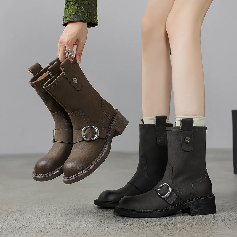 

Новинка 2026, осенне-зимние женские ботильоны из натуральной кожи, ботинки на платформе из спилка высотой 22-25 см с круглым носком и заклепками на ремне и пряжкой