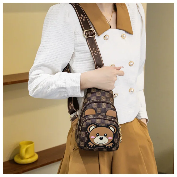 2024 New Trend Genuine Leather Fashion Trend Bear Cross Women\'s Casual Chest Bag Simple Commuter Shopping Crossbody Bag