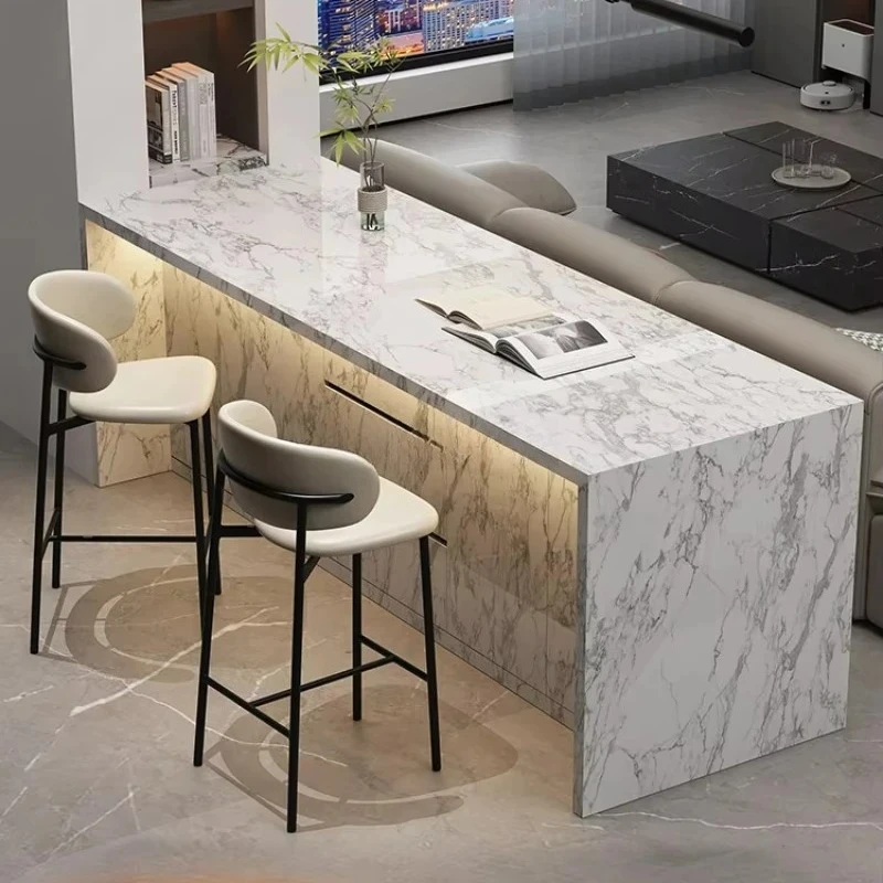 

Легкий роскошный дом, открытая кухня, гостиная, перегородка, узкий остров, диван, боковой шкаф