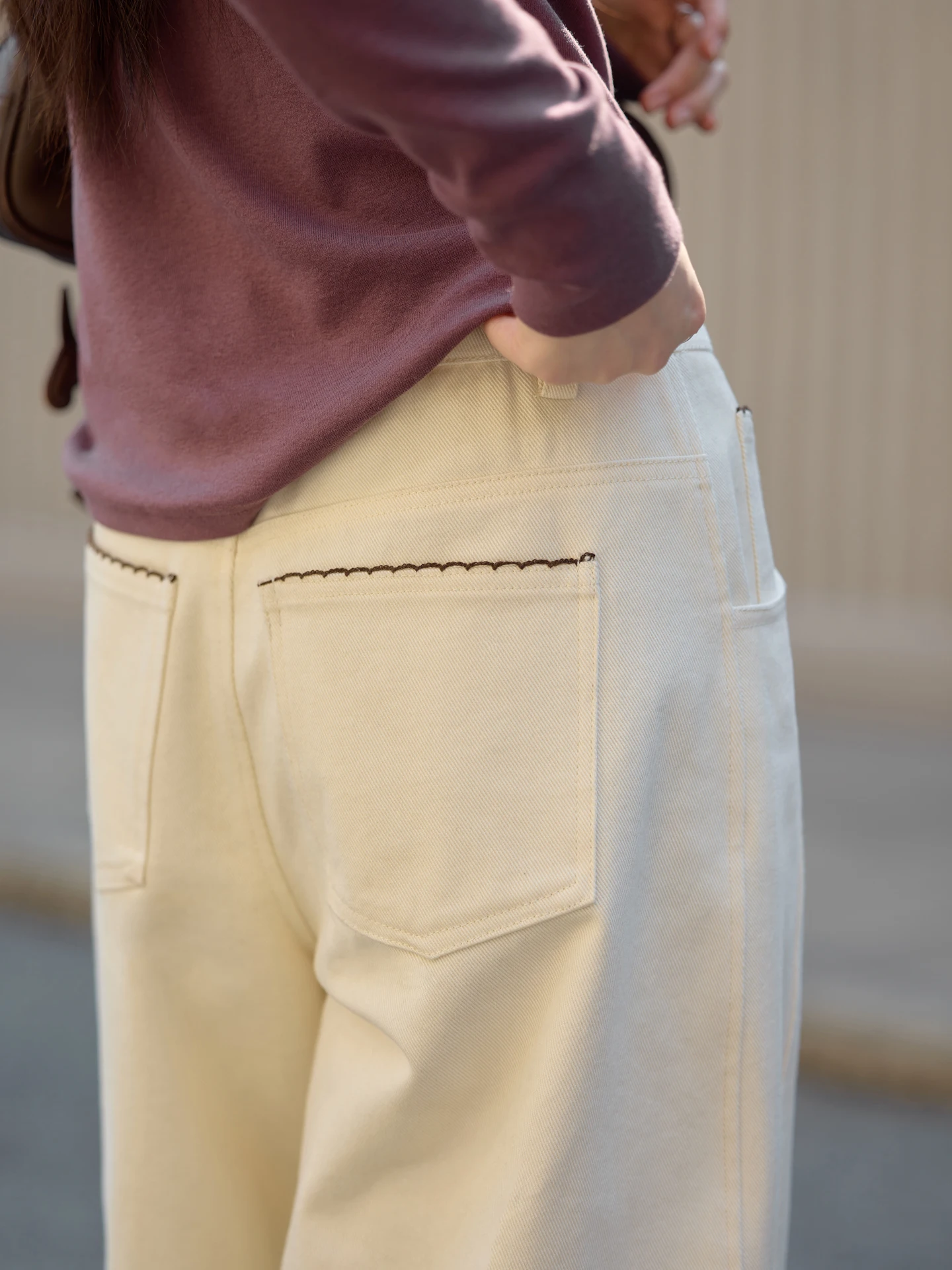 

Женские повседневные брюки с высокой талией и широкими штанинами, прямые брюки на весну, с волнообразным цветным узором, яркой линией и эффектом похудения, цвет белый.