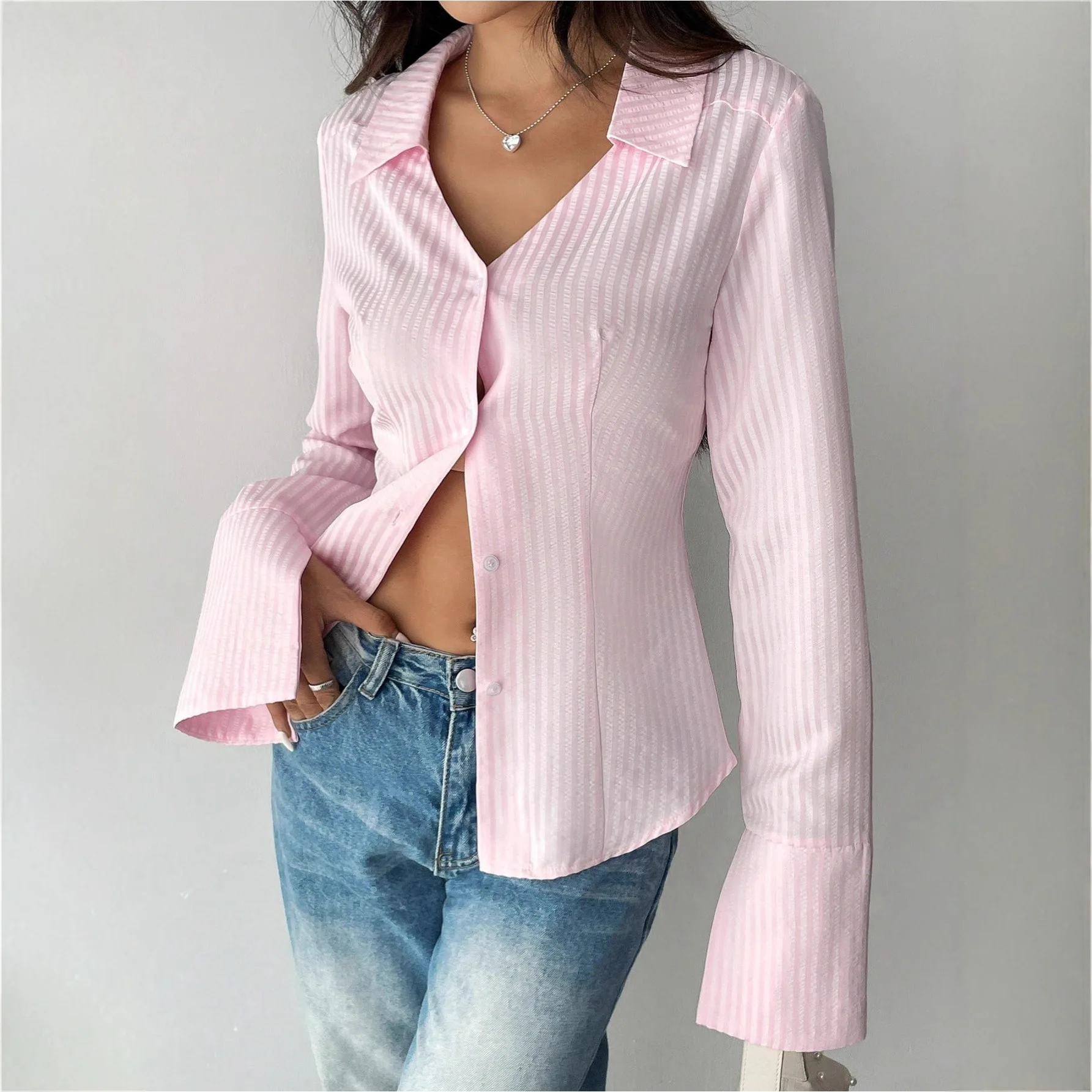 قميص نسائي مثير بخطوط بلون واحد وياقة مقلوبة وأكمام طويلة تصميم تونك بلوزات نسائية عتيقة لربيع 2025 بلوزات