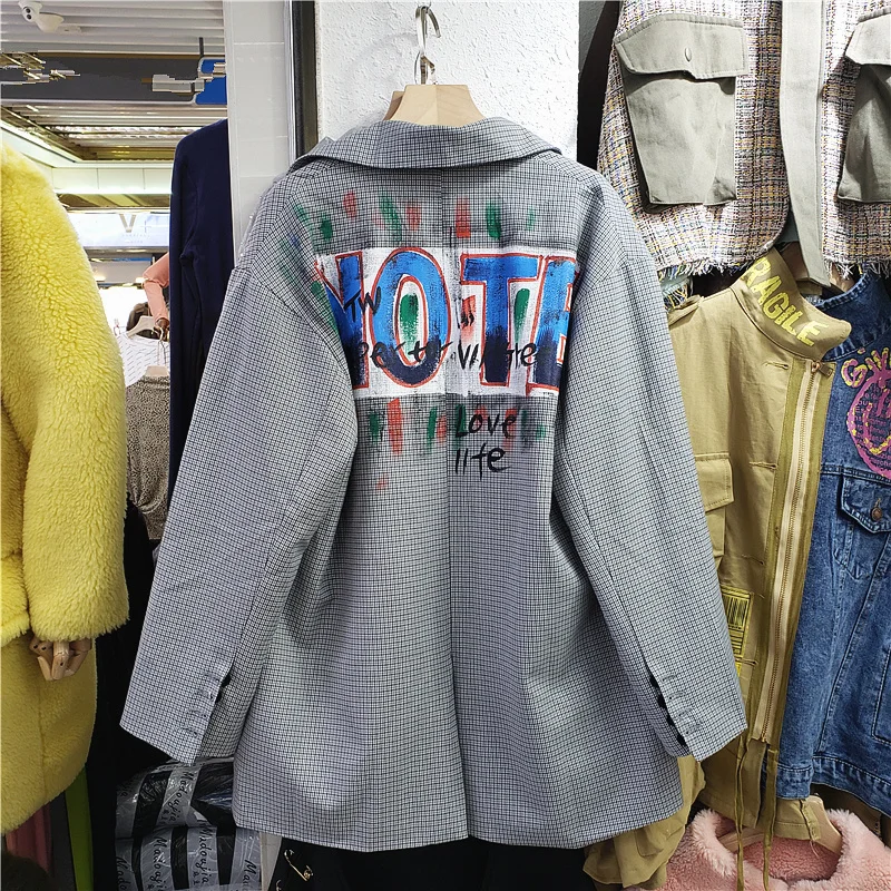 Ropa de calle, chaqueta Blazer a cuadros a la moda para mujer, chaqueta de traje con estampado de grafiti y letras medio largas para primavera, chaqueta informal holgada para mujer