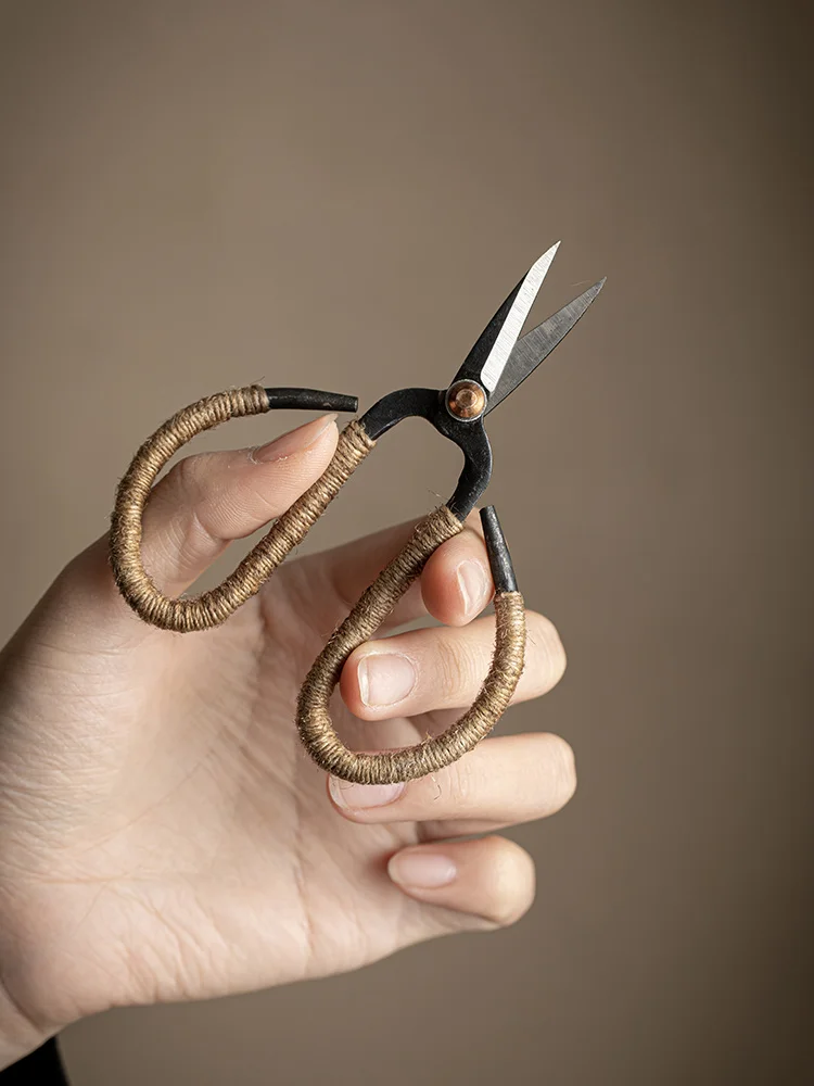 

2025 new Chinese retro handmade braided rope small tea scissors wrought iron kung fu scissors scissors bags art