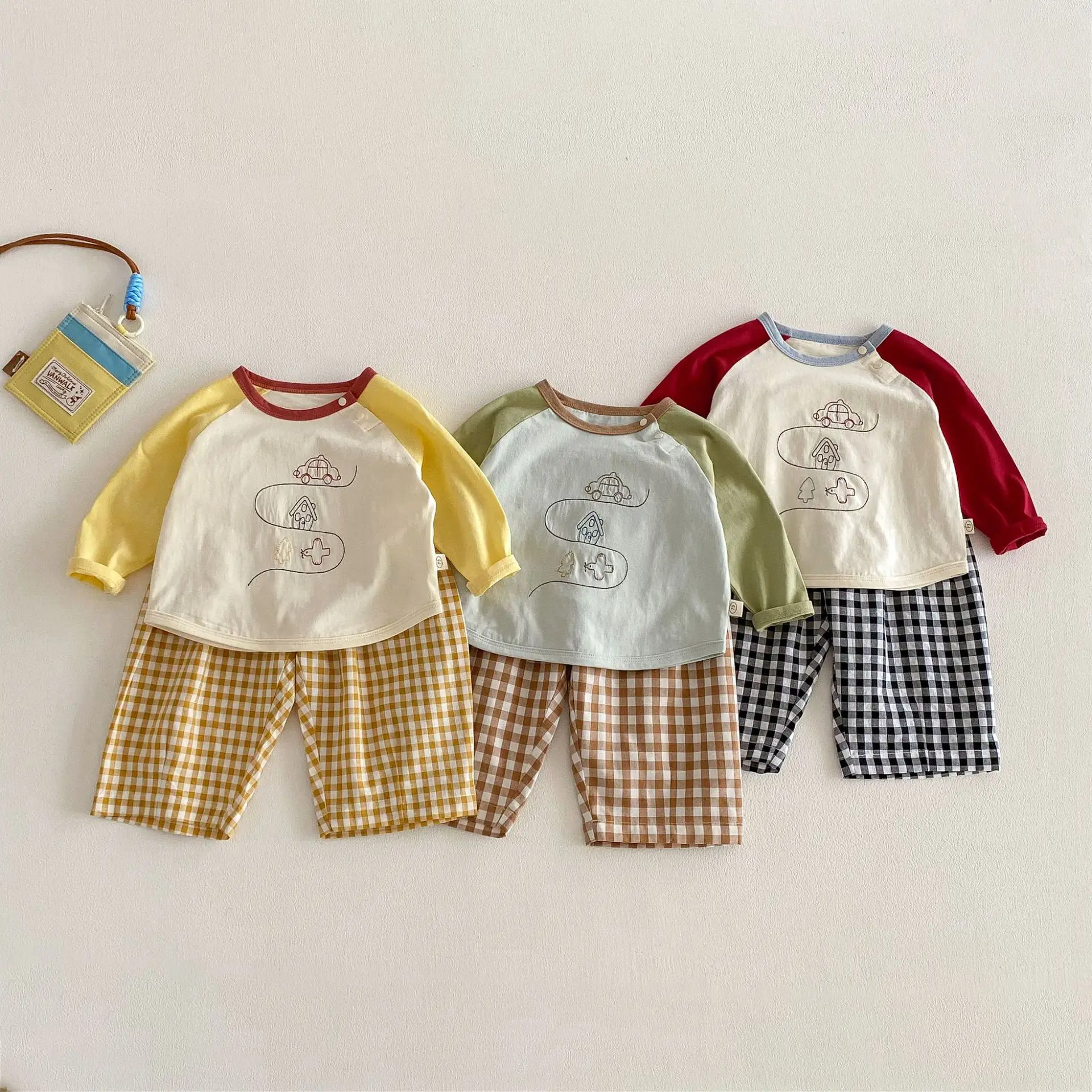 

Футболка с автомобилем для мальчиков, новинка 2026, весенняя детская стильная нижняя рубашка с мультяшным принтом, детское весеннее платье корейского издания