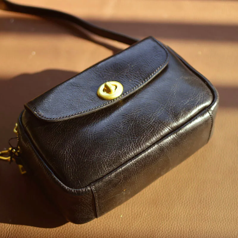 

AETOO New plant tanned small top layer cowhide ladies casual vintage single shoulder oblique cross leather envelope small square