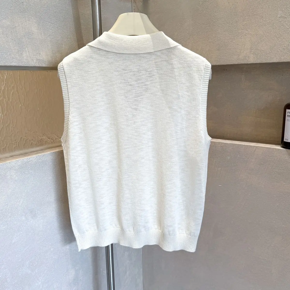 Damesmode Letter Effen Kleur Turn-down Kraag Mouwloze T-shirts Lente Zomer Vintage Knoppen Elasticiteit Geborduurde Tops