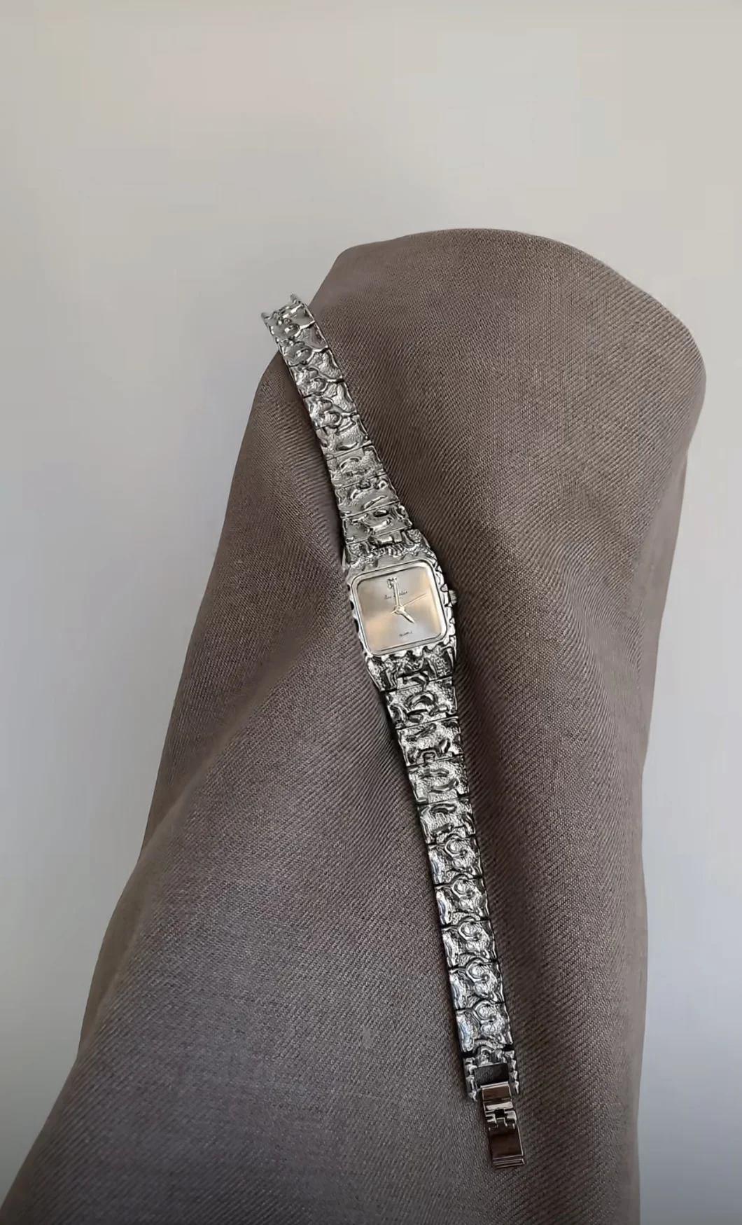 ساعة يد نسائية ذات تصميم مربع رائع وخفيفة الوزن ومتعددة الاستخدامات على الطراز القديم، ساعة يد نسائية فاخرة راقية #2