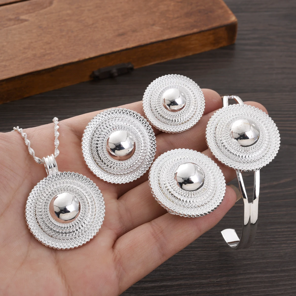 Africa Silver Color Round Geom - огляд і ціна Men'S Accessories Dubai