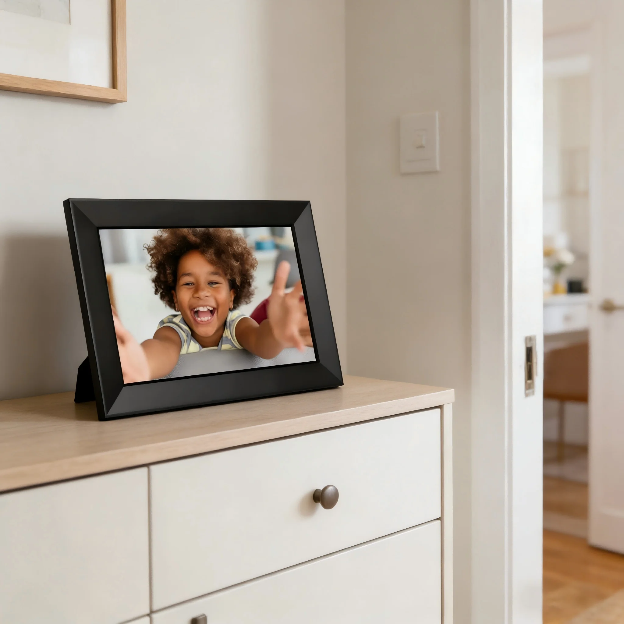 

10.1 Inch WiFi Smart Digital Picture Frame Cloud Photo Album 32GB Storage Auto Rotate Easy App Control Electronic Photo Frame