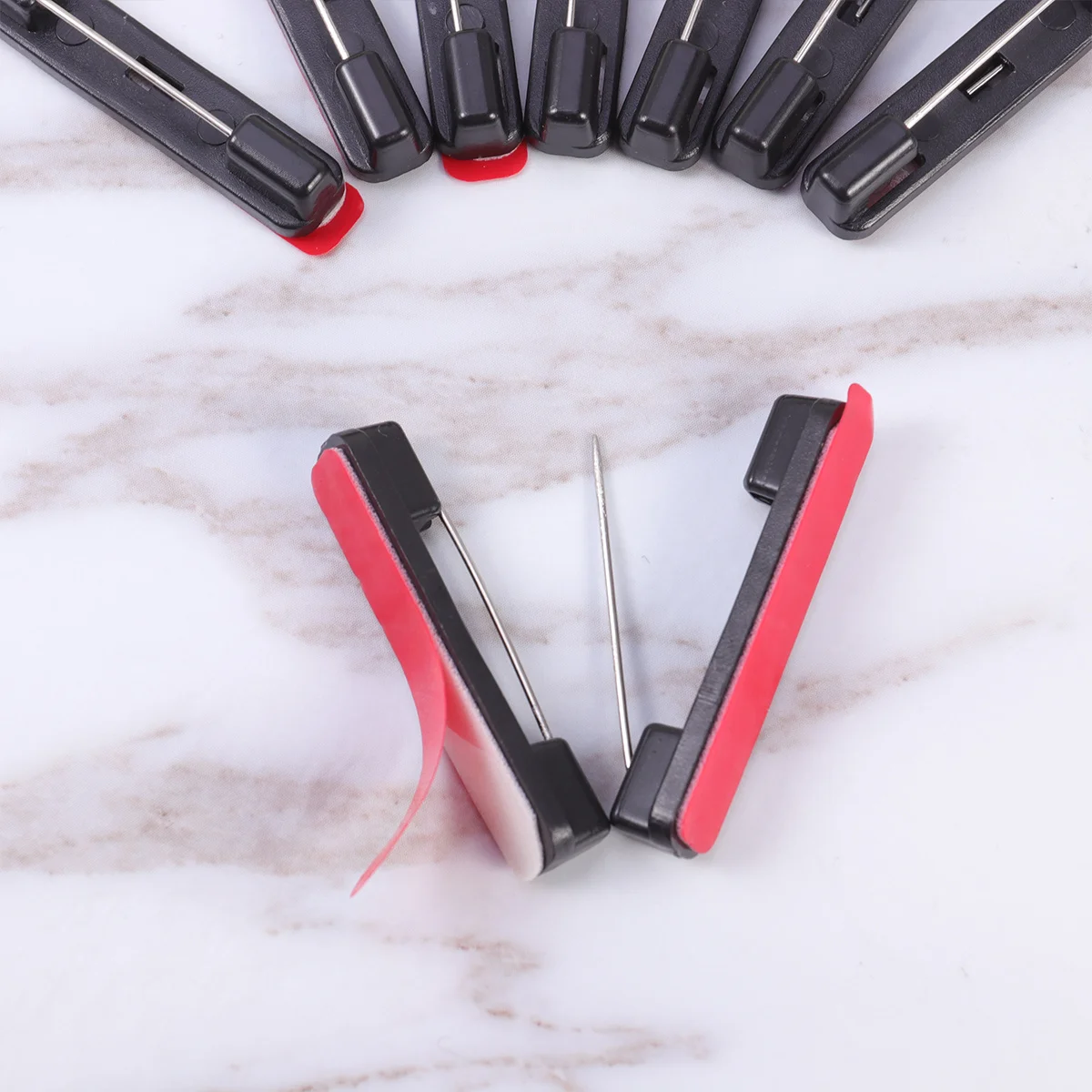 100 قطعة من دبابيس بروش السلامة البلاستيكية باللون الأسود M ظهور لاصق قوي لشارات الأسماء علامات الهوية مشاريع يدوية لا حاجة إلى غراء إضافي