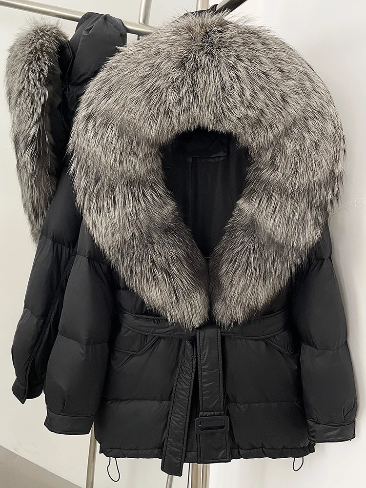 جديد 2025 سترات نسائية فضفاضة دافئة بقلنسوة مع حزام سميك دافئ متوسط الطول معطف منتفخ بياقة من فرو الثعلب الحقيقي معطف أبيض مبطن للأسفل