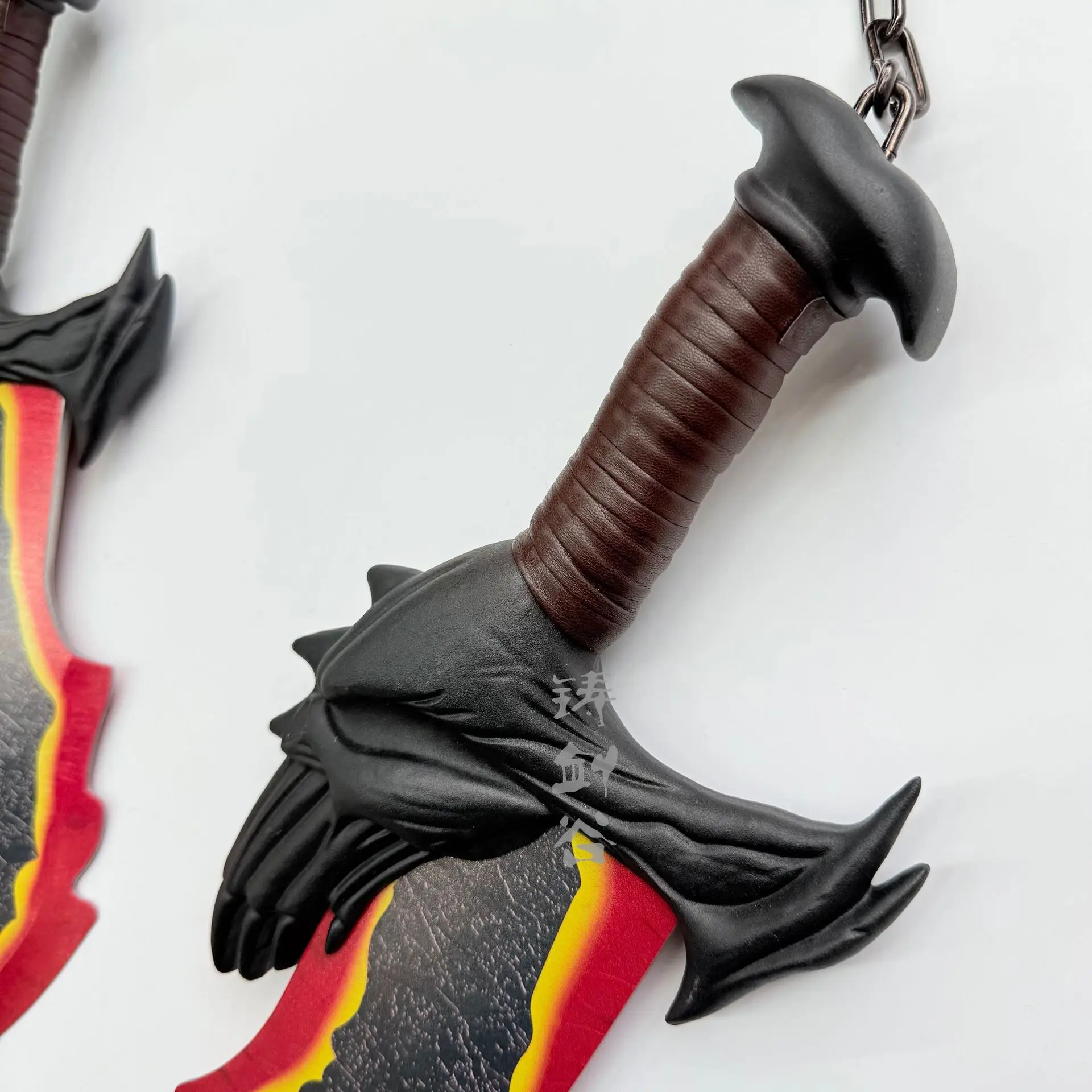 Venta caliente 52 cm rubí Dios de la guerra Kratos cuchillas del caos espada para regalo de colección de Cosplay
