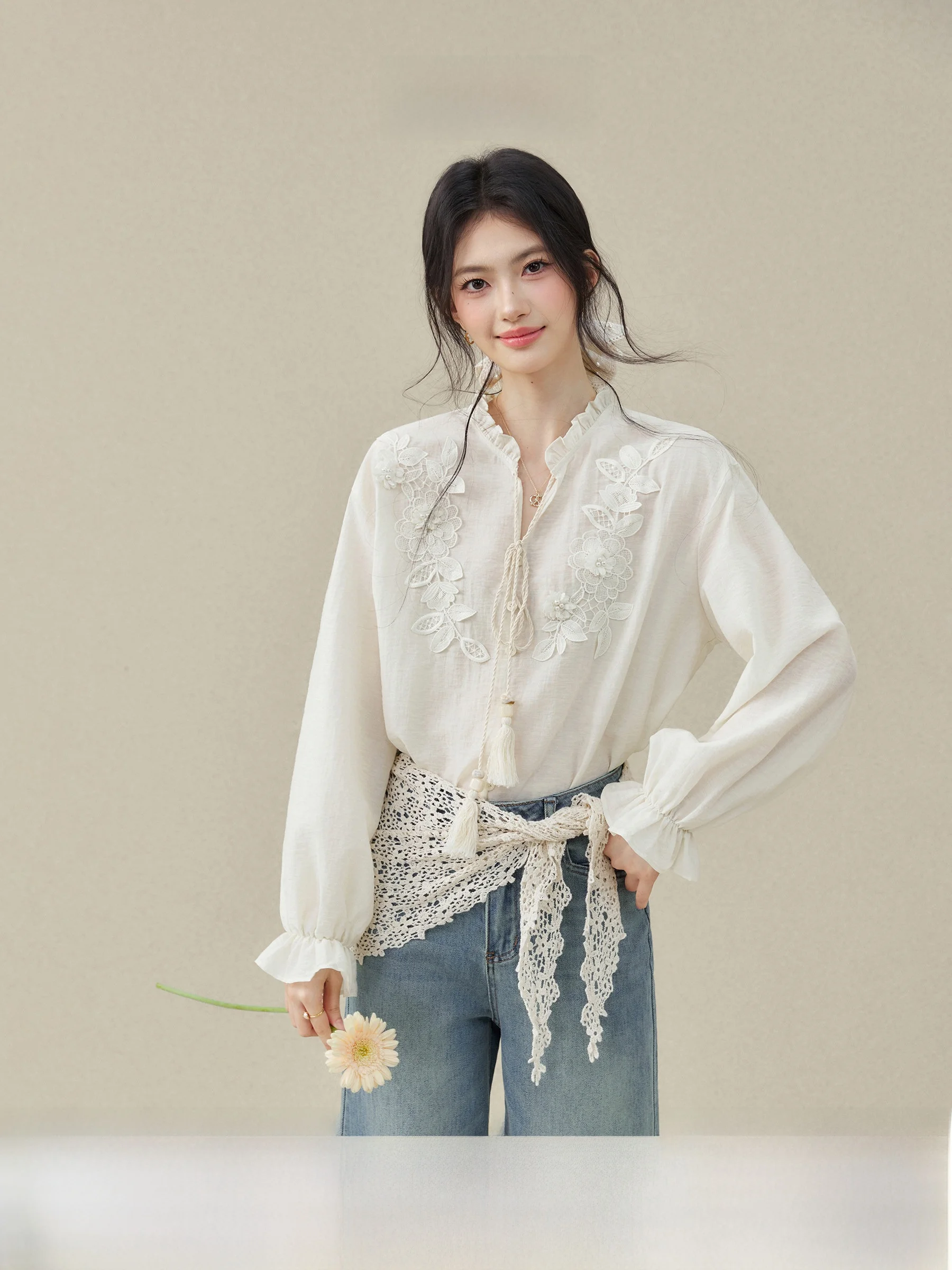 

Spring Style Floral Lace Shirt Women's V-Neck Long Sleeve Lantern Sleeve Top Breathable Skin-Friendly French Style Fashion