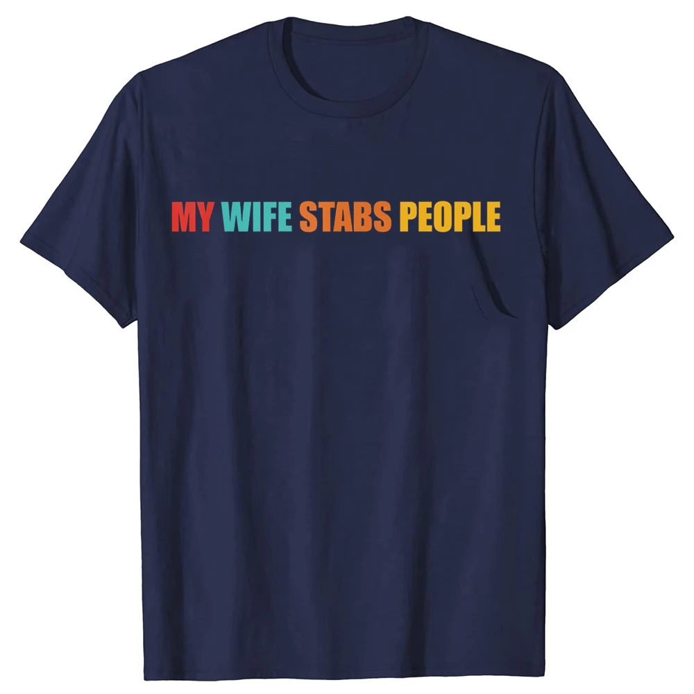 T-Shirt mit lustigem Design: „Meine Frau steckt Leute in die Brust“ – Bunte Buchstaben, sarkastisches T-Shirt, Y2K-Stil, Persönlichkeit, Streetwear-Kleidung, Geschenke – Detail 2