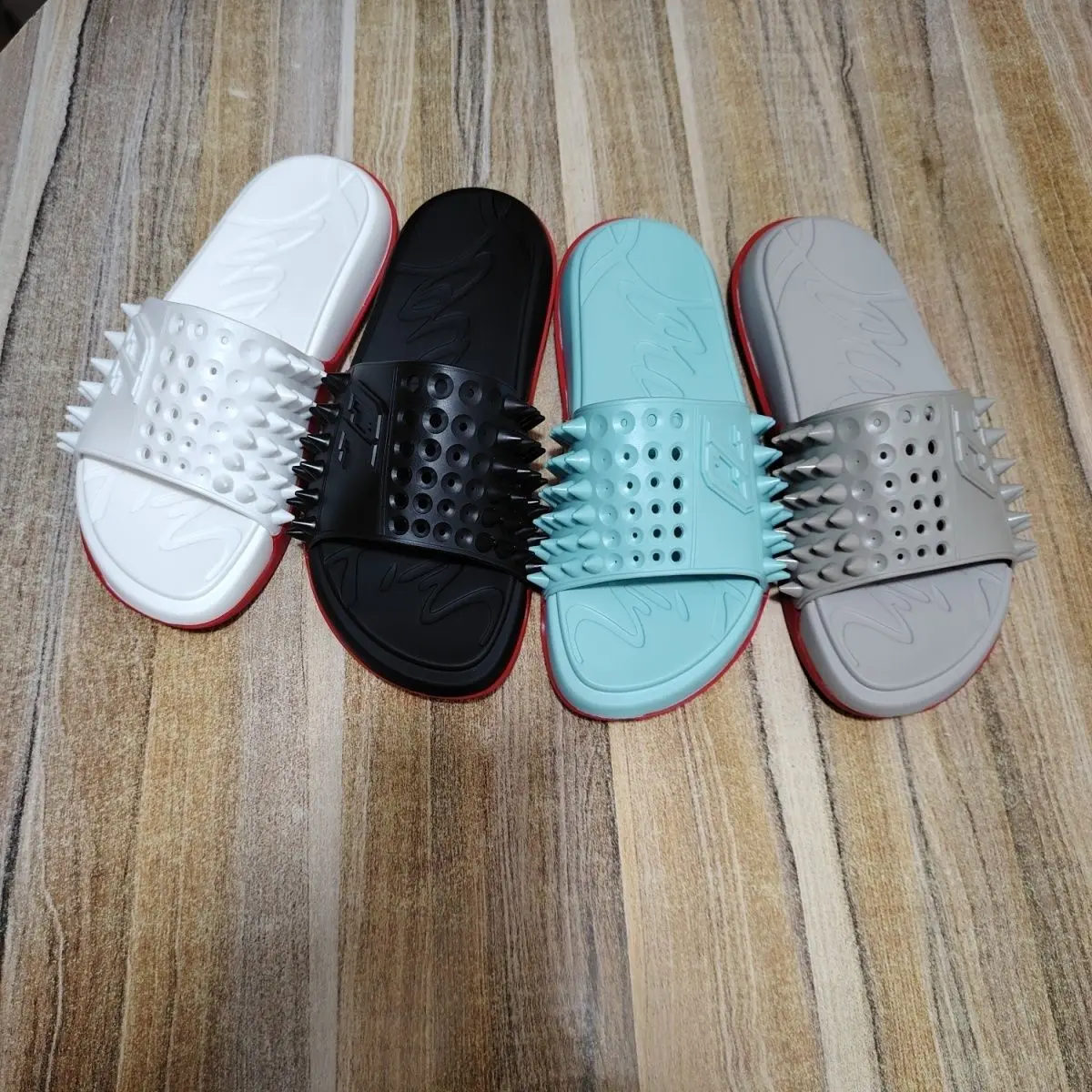 

Шлепанцы с красной подошвой, повседневные, для душа, пляжа, улицы, с заклепками, модные, нескользящие