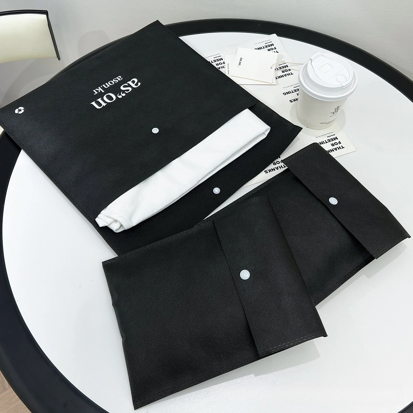 

Reusable Non-woven Snap on Packaging Bag Dustproof Packaging Bags for Shopping Mall Clothing Environment protection Minimalist