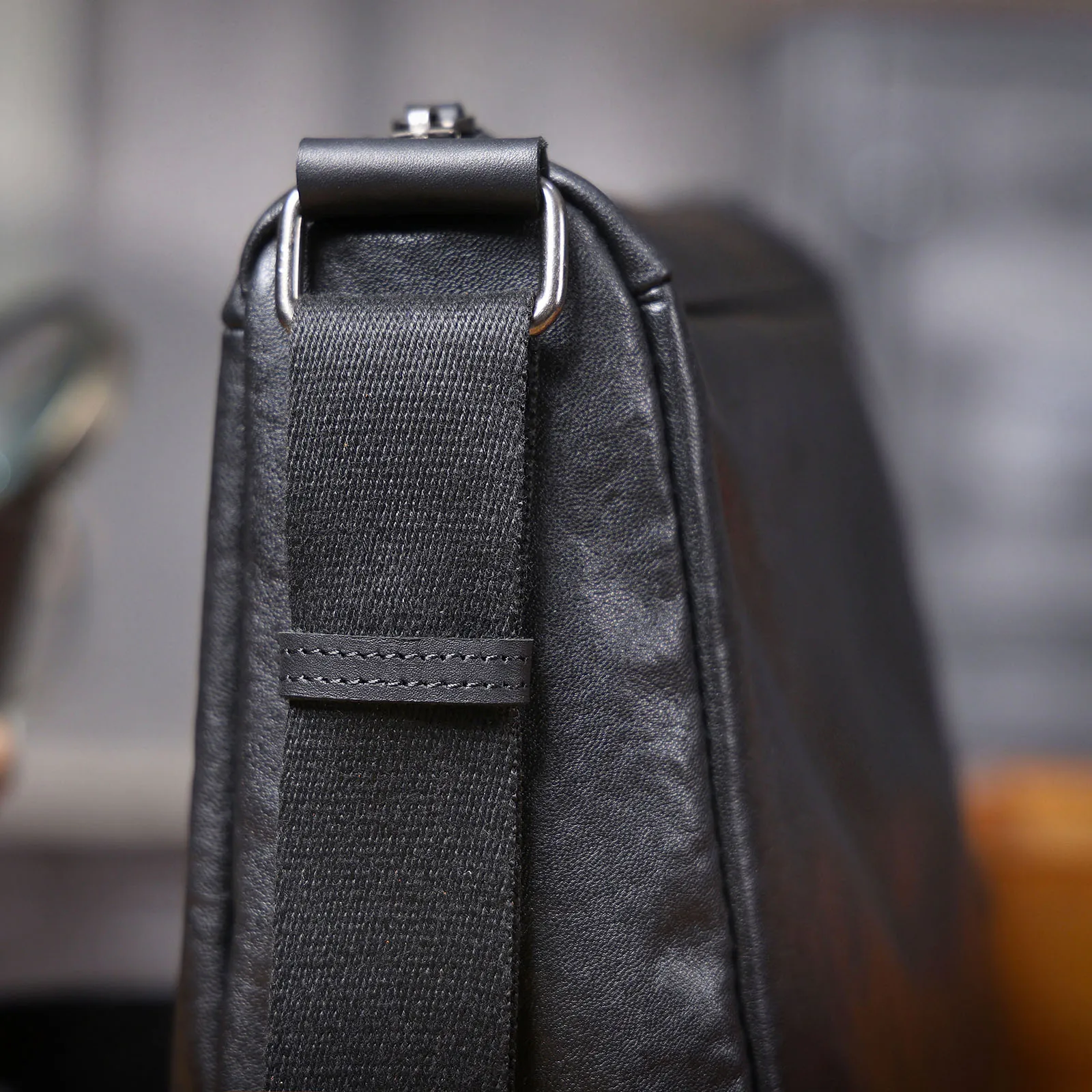 S.WORKER Vintage Herren-Umhängetasche aus Vollnarbenleder | Handgefertigter Messenger aus Used-Leder – Detail 15
